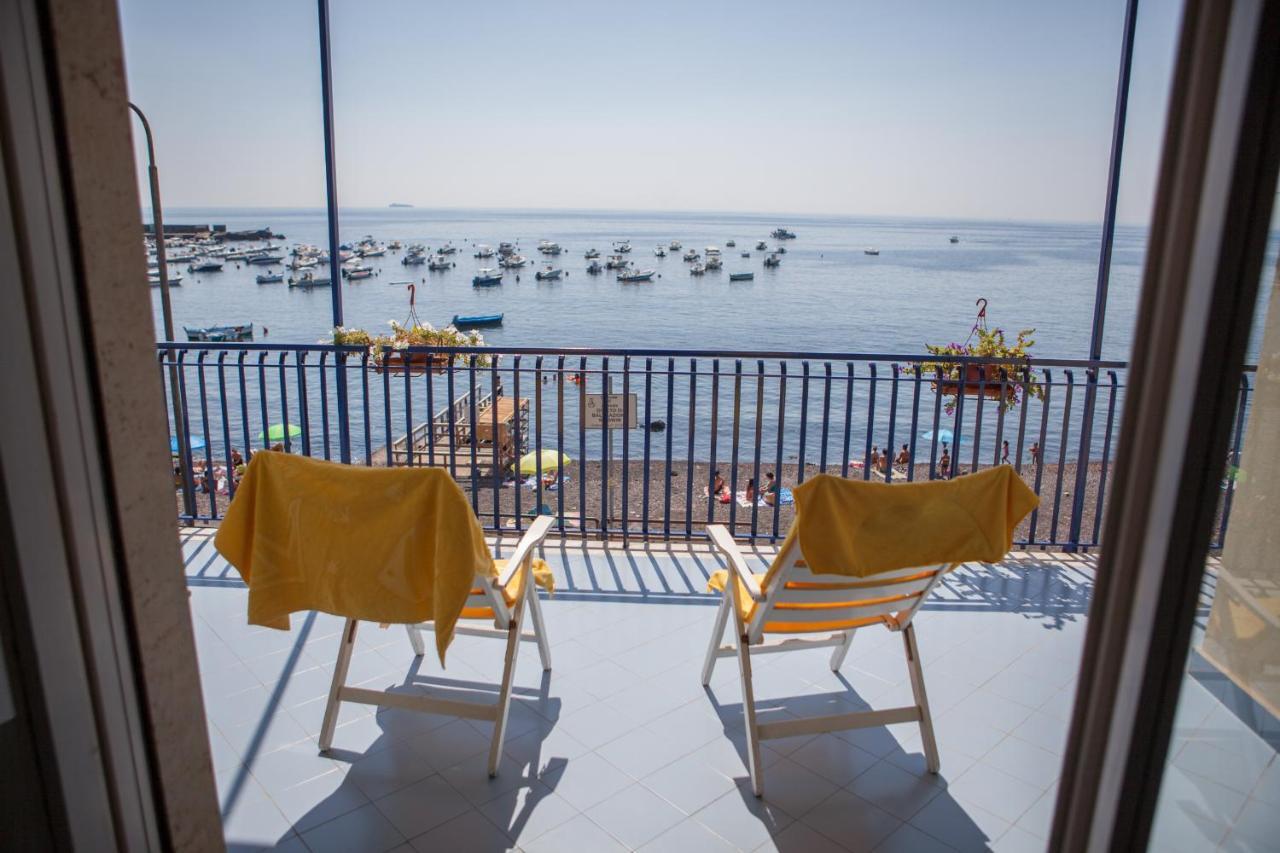 Un Tuffo Nella Baia Di Capomulini Bed & Breakfast Acireale Exterior foto