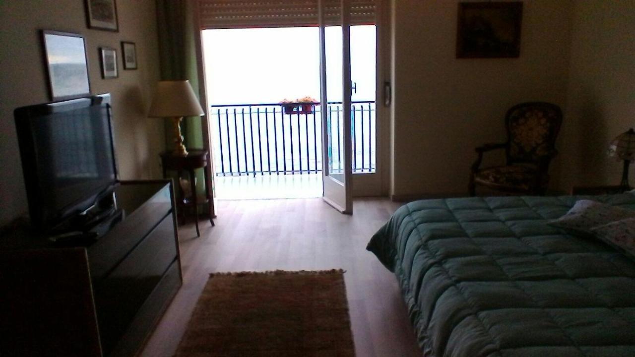 Un Tuffo Nella Baia Di Capomulini Bed & Breakfast Acireale Exterior foto